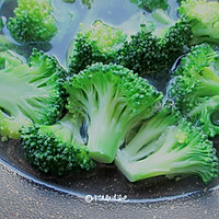 Illustration of how to mix broccoli with fungus 3