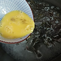 Illustration of how to make seaweed and egg drop soup 4