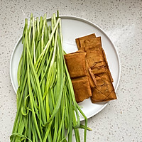 #一菜片白豆奶吃#delicious digestion fried beans with garlic sprouts Illustration of how to do it 1