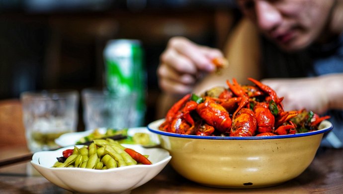 Three-piece late night snack set, beer, lobster, braised edamame