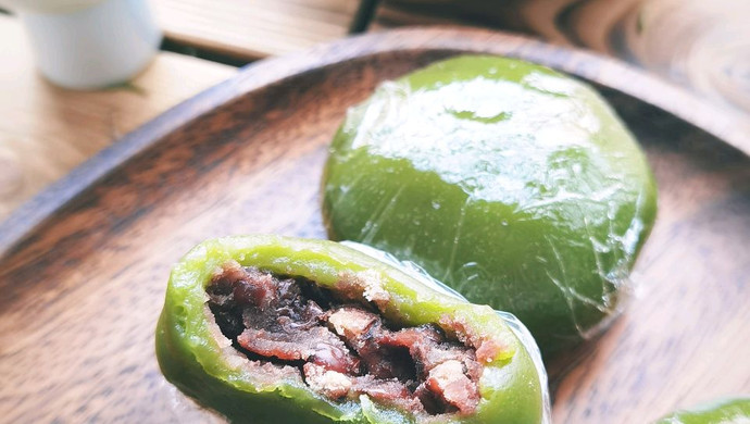 Lotus seed and red bean green dumpling