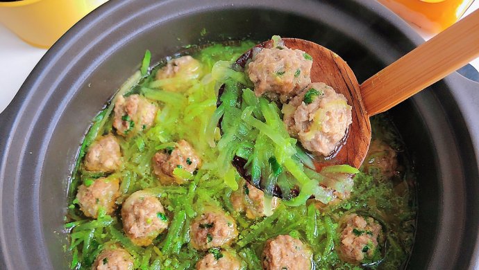 Fresh meatballs and radish soup