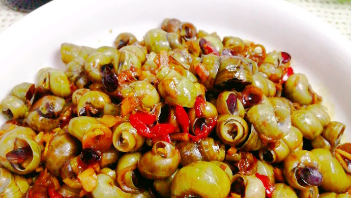 Delicious and simple snack with stir-fried snails