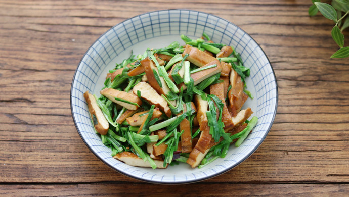 Stir-fried dried tofu with garlic sprouts