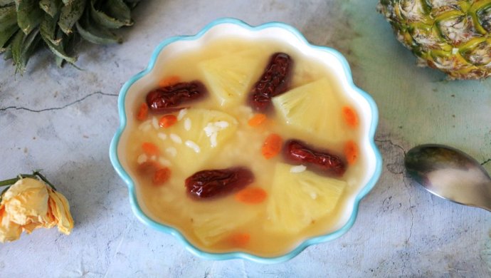 Sweet and sour appetizing pineapple and red date porridge