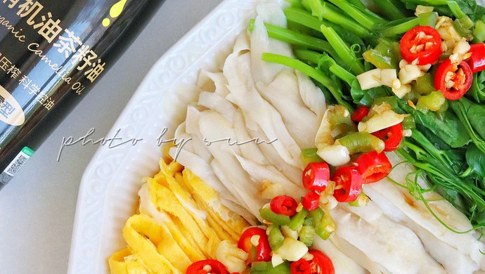 Light meal of king oyster mushroom pseudo-noodles