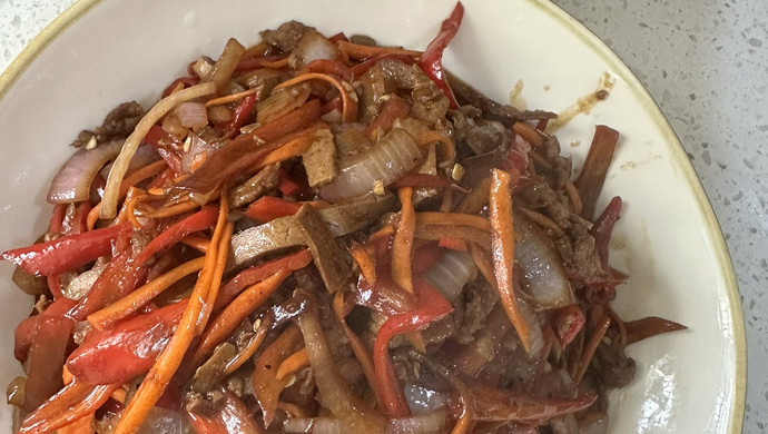 Stir-fried shredded pork with red pepper and onion