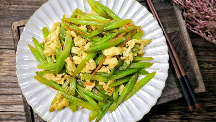 Scrambled eggs with celery