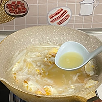 Illustration 5 of how to make fried egg white radish soup that is very suitable for babies to drink in autumn. 