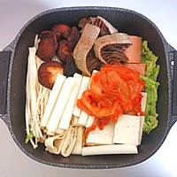 # exquisite one personIllustration of how to make spicy Korean army hot pot 7