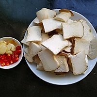 Illustration of how to make king oyster mushrooms in dry pot 1