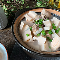 Illustration of drinking lotus root soup to moisturize dryness in autumn 6