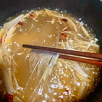 A refreshing midnight snack for lazy people! Fat beef vermicelli in sour soup with enoki mushrooms! Illustration of how to do it 4