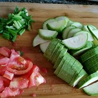 [10-minute breakfast and dinner for easy digestion] Tomato and Zucchini Noodle Soup Illustration of how to do it 1