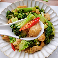 #肉eater Alliance#Illustration of how to make stir-fried chicken breast with broccoli 13