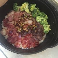 Simple and easy-to-learn bacon and sausage clay pot rice recipe 8