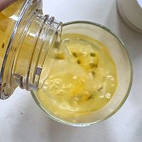 Illustration of how to make passion fruit lemon sparkling water to make summer vibrant 7