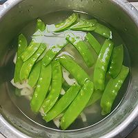 #migrant worker's healthy meal#How to make sausage, lotus root slices and snow peas Illustration 3