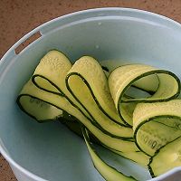  # Mid-Autumn Festival can still be spent like this # Oil-splashed Canadian Arctic shrimp Illustration of how to make cucumber rolls 2