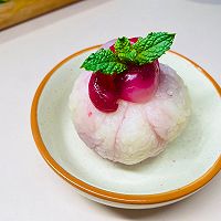 Illustration of how to make light food, staple food and dessert two-in-one bayberry and lychee rice balls 4