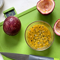 Illustration of how to make passion fruit lemon sparkling water that makes summer vibrant 1