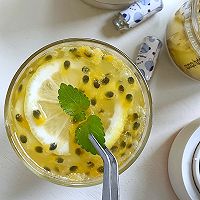 Illustration of how to make passion fruit lemon sparkling water that makes summer vibrant 10