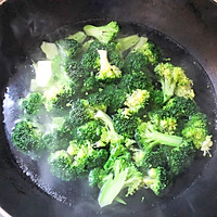 #肉eater Alliance#Illustration of how to make stir-fried chicken breast with broccoli 6