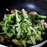 Illustration of how to make fried mushrooms with broccoli 8