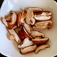 Illustration of how to stir-fry mushrooms with onions 2