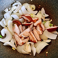 Illustration of how to stir-fry mushrooms with onions 4