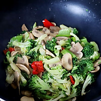 Illustration of how to make stir-fried mushrooms with broccoli 10