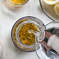 Illustration of how to make passion fruit lemon sparkling water that makes summer vibrant 3