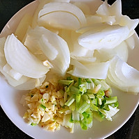 Illustration of how to stir-fry mushrooms with onions 1