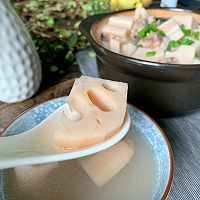 Illustration of drinking lotus root soup to moisturize dryness in autumn 7