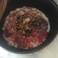 Simple and easy-to-learn bacon and sausage clay pot rice recipe 7