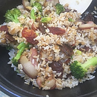 Simple and easy-to-learn bacon and sausage clay pot rice recipe 9