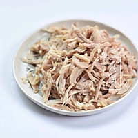 Illustration of how to mix chicken shreds with hydrangea mushrooms 2