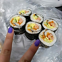 SaltyIllustration of how to make kimbap 8