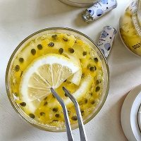 Illustration of how to make passion fruit lemon sparkling water that makes summer vibrant 8