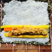 Illustration of how to make egg skin and meat floss sushi 4