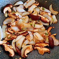 Saute onions until fragrantIllustration of how to make mushrooms 5