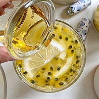 Illustration of how to make passion fruit lemon sparkling water that makes summer vibrant 9