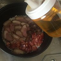 Simple and easy-to-learn bacon and sausage clay pot rice recipe 5