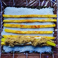 Illustration of how to make egg skin and meat floss sushi 5