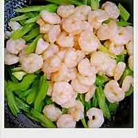 Illustration of how to make fried celery with shrimps 7