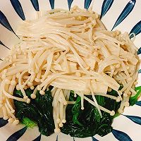 Low fat and low calorie, super enjoyable spinach mixed with enoki mushrooms. Illustration of how to do it 10