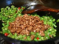 Illustration of how to make rice with minced meat and beans 8