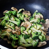 Illustration of how to make fried mushrooms with broccoli 9