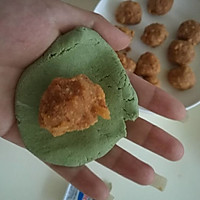 Meat floss and egg yolk green dumplings - Illustration of how to eat dumplings during Qingming cold food 3 