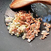 Illustration of how to make fried rice with ginger, onion and sea rice 4